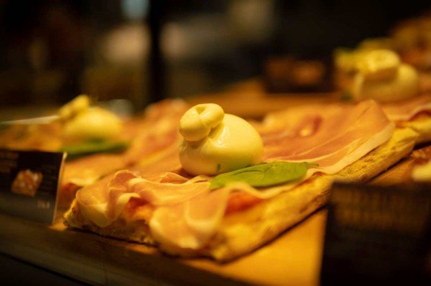 La pinsa est-elle vraiment plus légère que la pizza ? Le point nutrition